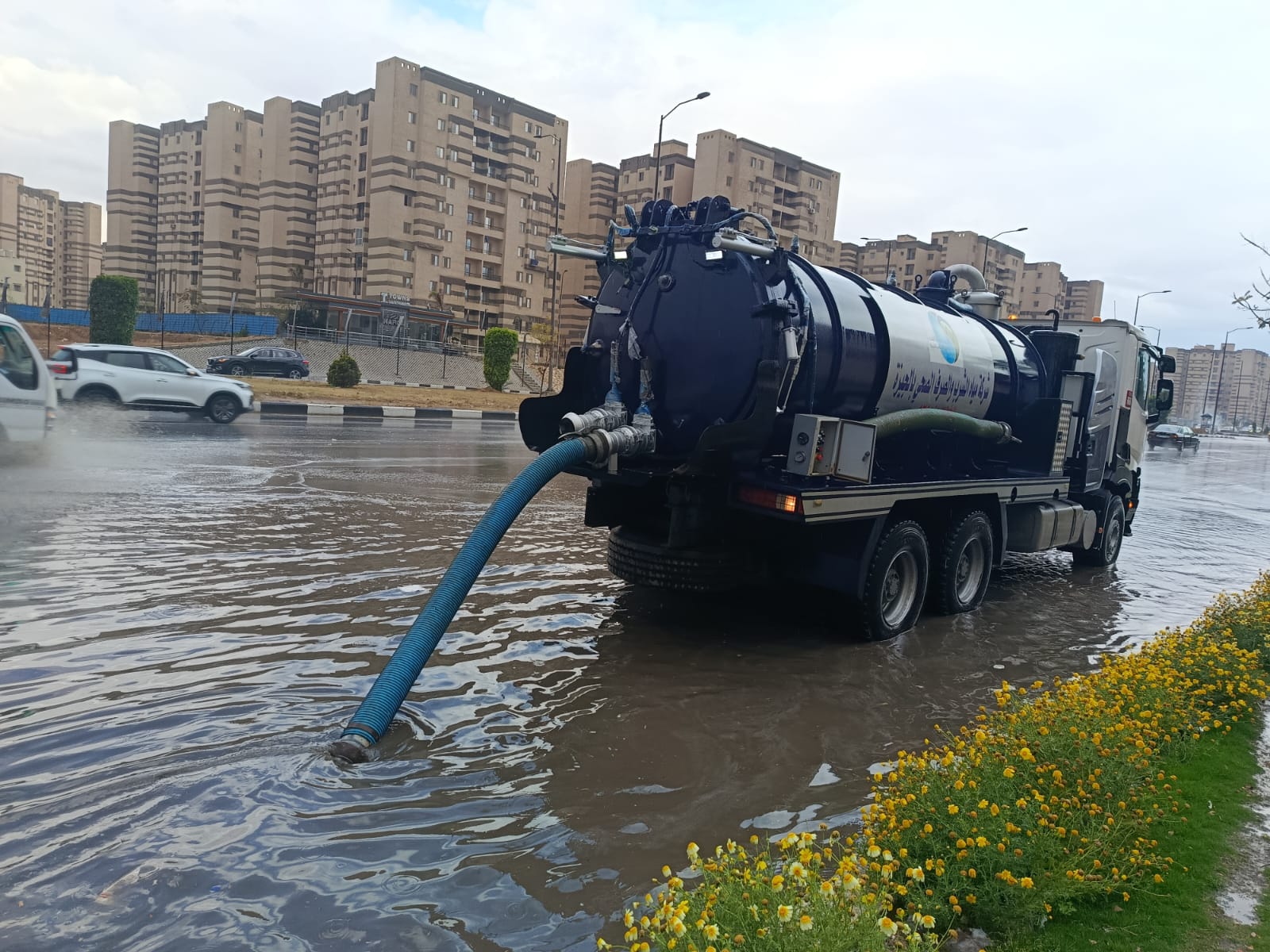 سحب مياه الامطار والحفريات بجدة