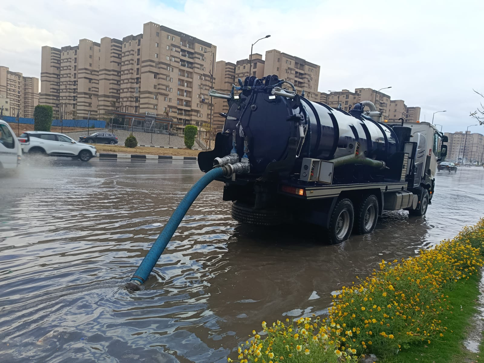سحب مياه الامطار والحفريات بجدة